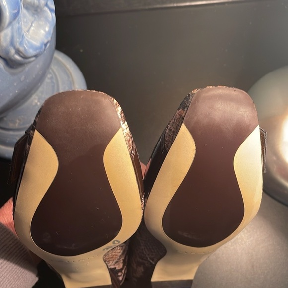 Tahari Brown Snakeskin Flats with patent leather Buckle Size 9M - Picture 5 of 6